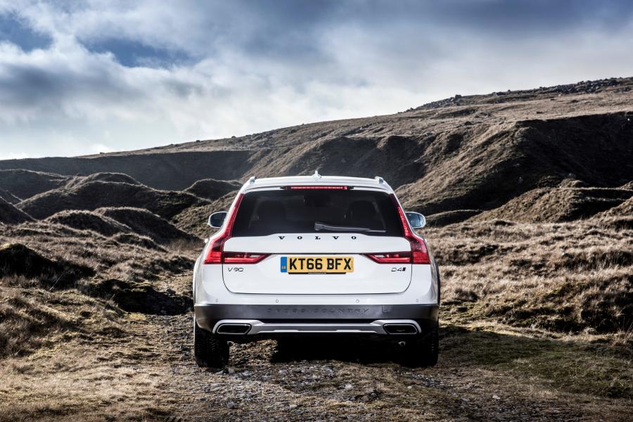  Volvo V90 D4 Cross Country 2017 года  (UK) (фото 34 из 40)